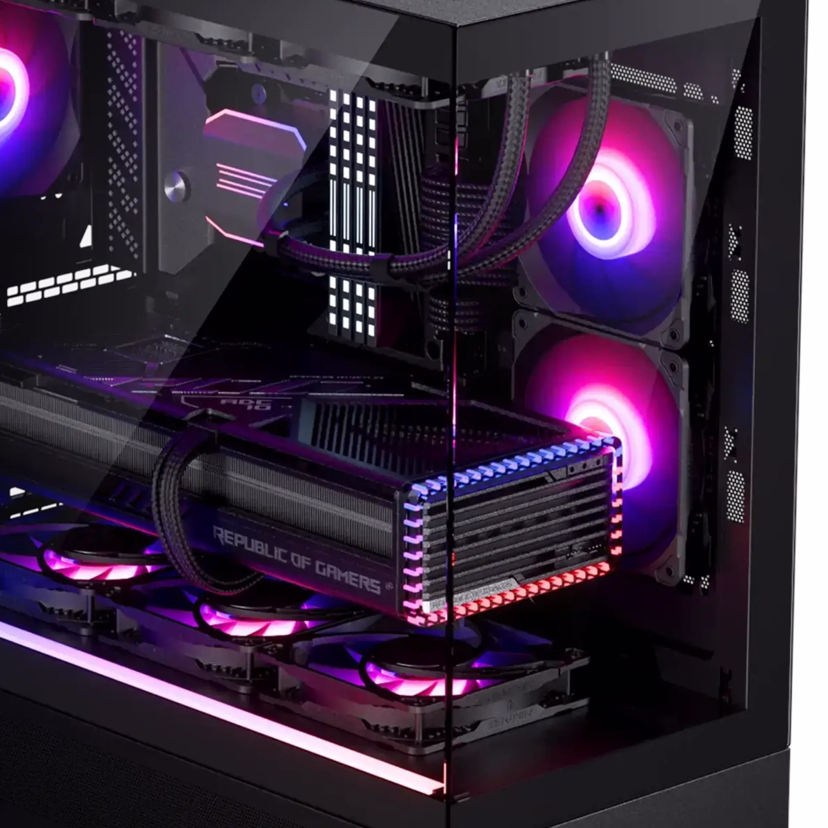 Wnętrze komputera FURY PRO z zamontowanymi podzespołami